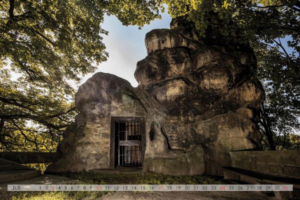 Der Klusfelsen ist ein 20 Meter hoher Sandsteinfelsen unterhalb des Petersberges in Goslar. Dort wurde im Jahre 1167 in einer natürlichen Höhle eine Marienkapelle, die Kluskapelle, eingerichtet.